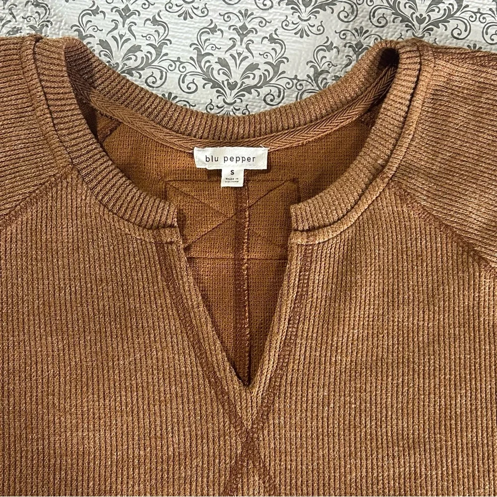 Blu Pepper Tan‎ V-Neck Sweater Relaxed Fit - Picture 9 of 14